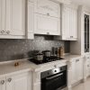 کابینت آشپزخانه واندرلند، نمای کلی کابینت سفید کلاسیک و گاز