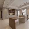 کابینت آشپزخانه مدرن طوسی و چوب وارم‌لند، نمای کلی